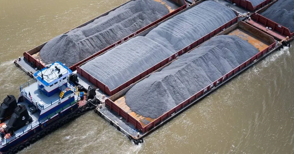 Vận tải đường thủy sà lan lớn chở container
